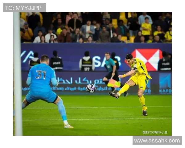 聚焦足球巨星赛场瞬间裆部动作彰显力量与速度魅力